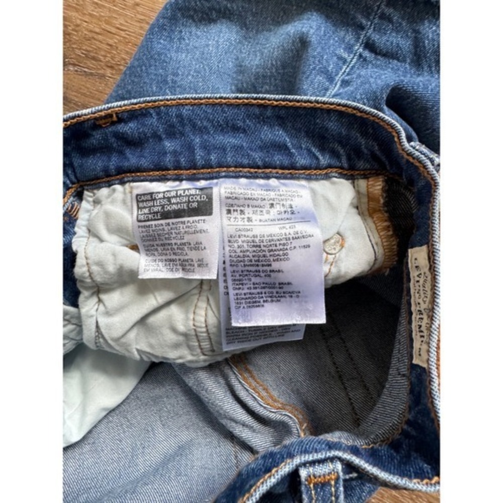 Levis Denim Jean Shorts Womens Blue Distressed Frayed Hem Casual‎ - Picture 6 of 7